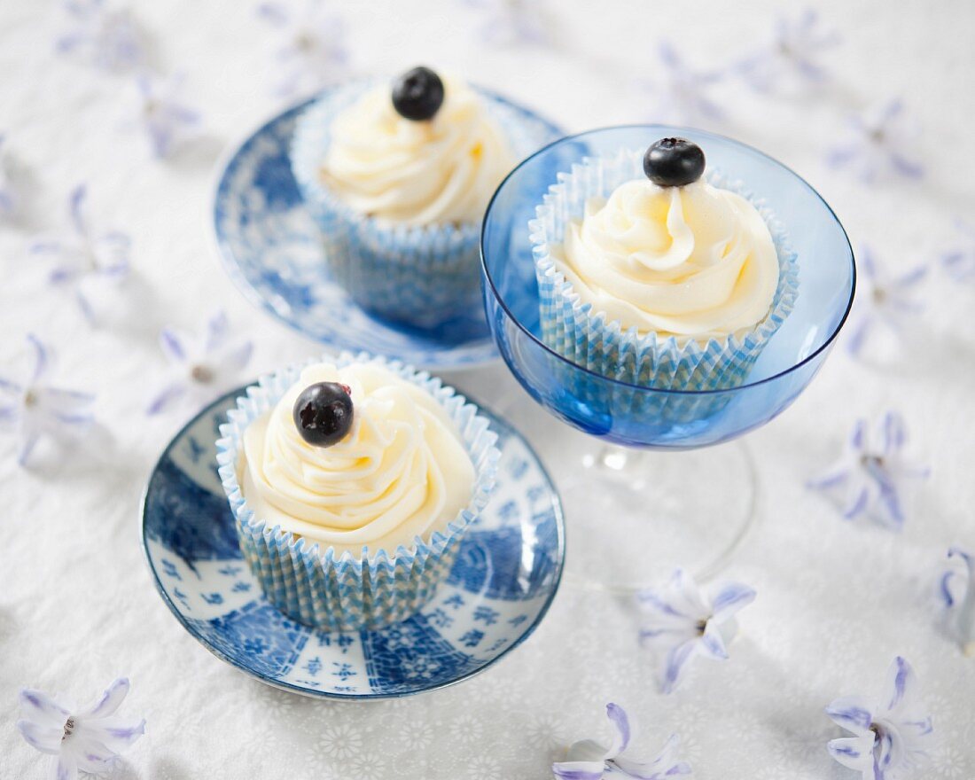 Überraschungs-Cupcakes mit Heidelbeeren