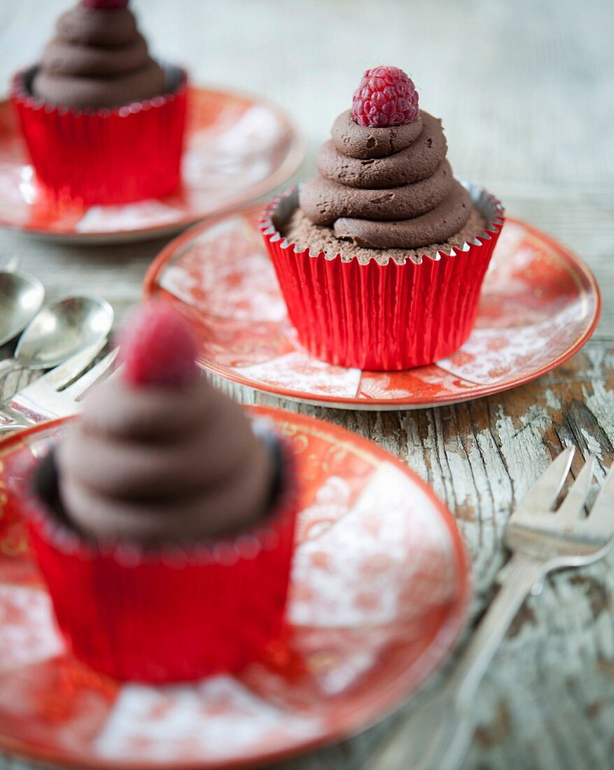 Dunkle Schokoladencupcakes mit Himbeeren