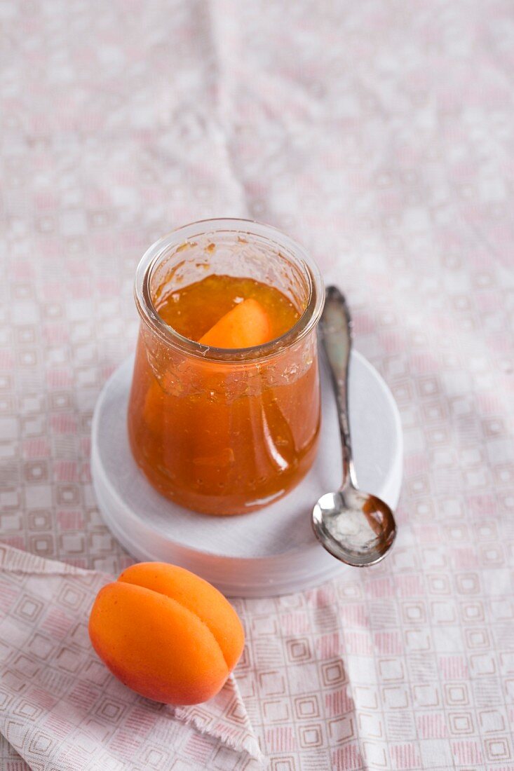 Aprikosenmarmelade und frische Aprikose
