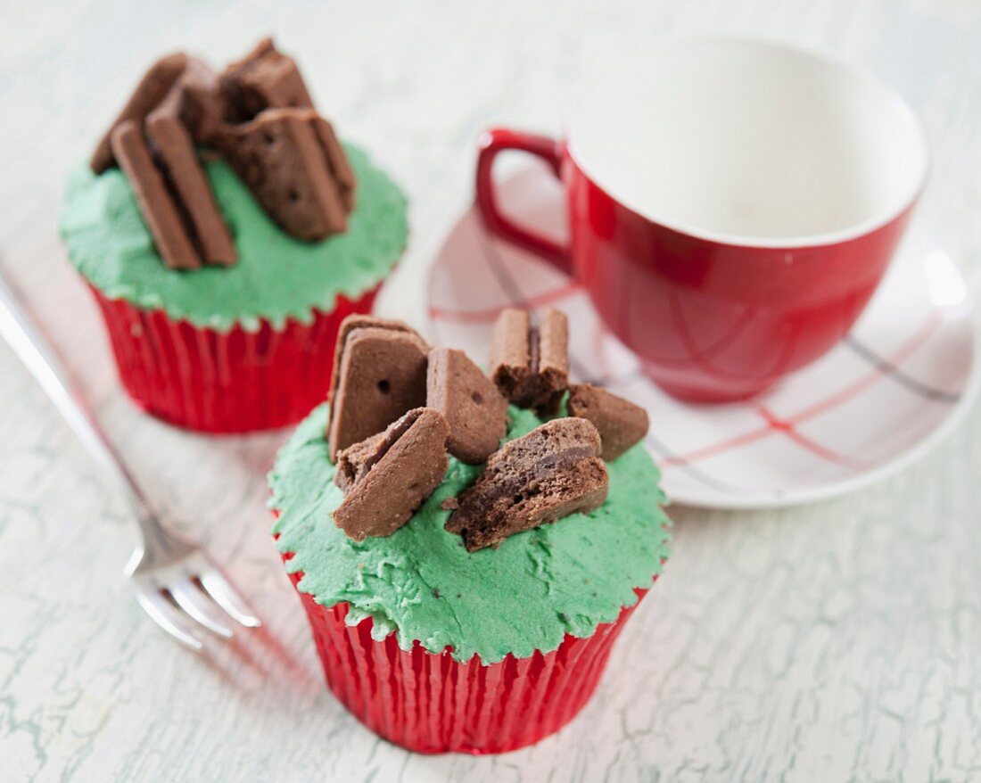 Schokoladen-Cupcake mit Minzecreme und Schokokeksen