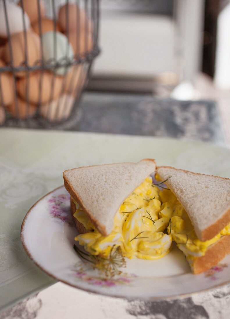 Halbiertes Sandwich mit Eiersalat und Dill