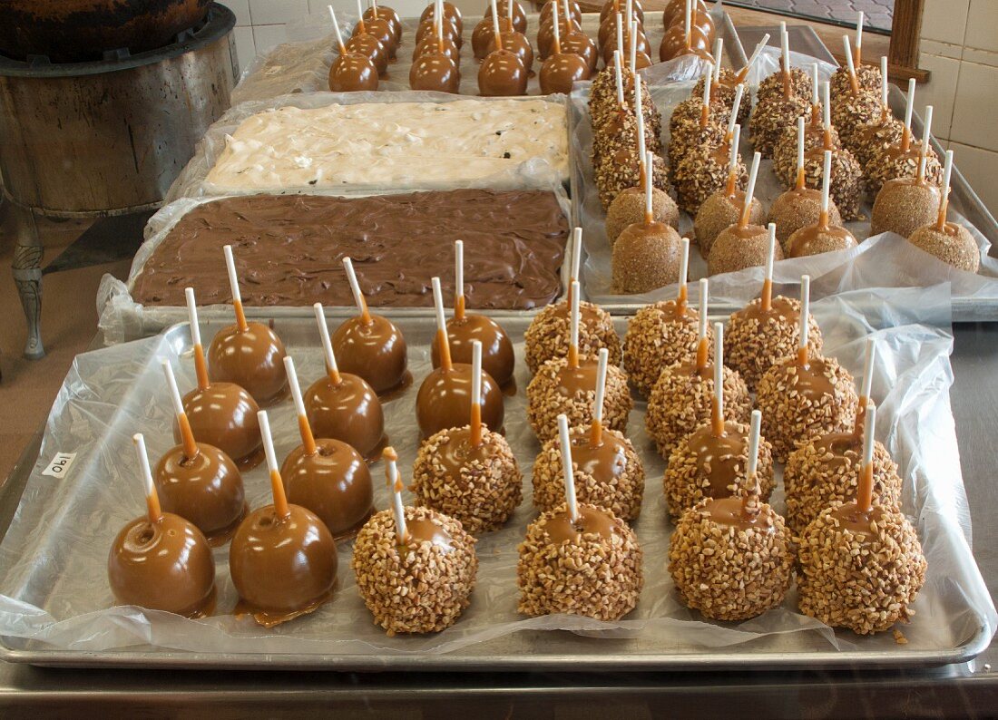 Toffee apples with and without nuts