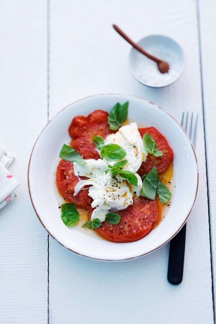Tomaten mit Büffelmozzarella und Basilikum
