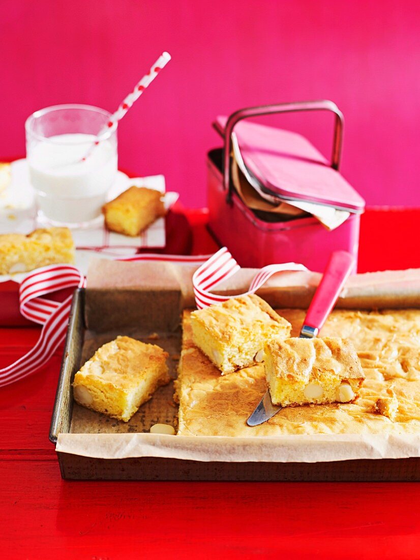 Blondies mit weisser Schokolade und Macadamia Nüssen auf Backblech