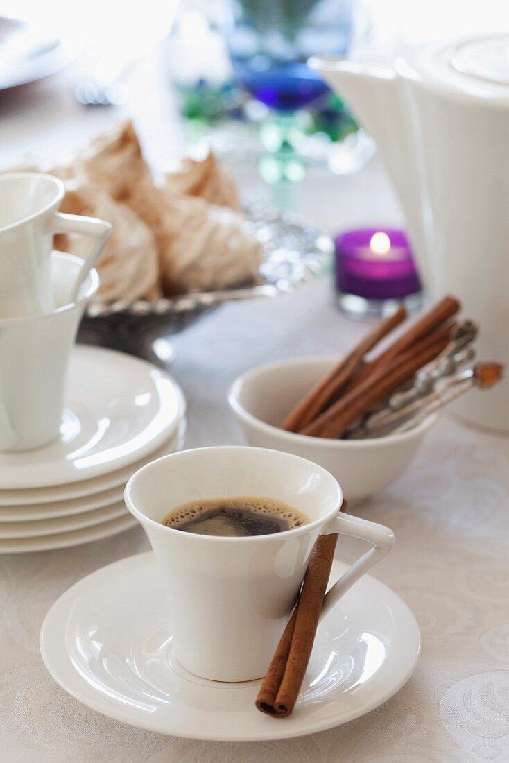 Kaffeetasse, im Hintergrund Zimtbaisers