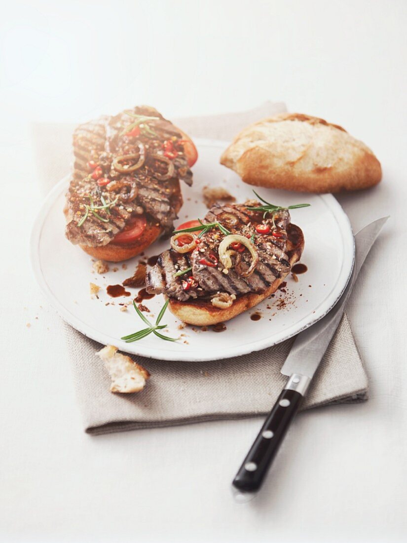 Würzige Steakbrötchen mit Tomate und geschmorter Zwiebel