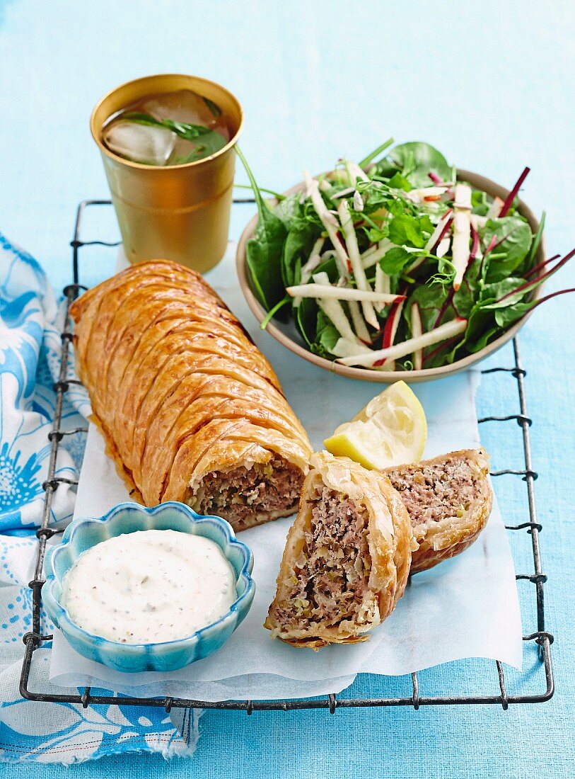 Schweinefleischstrudel mit Apfel