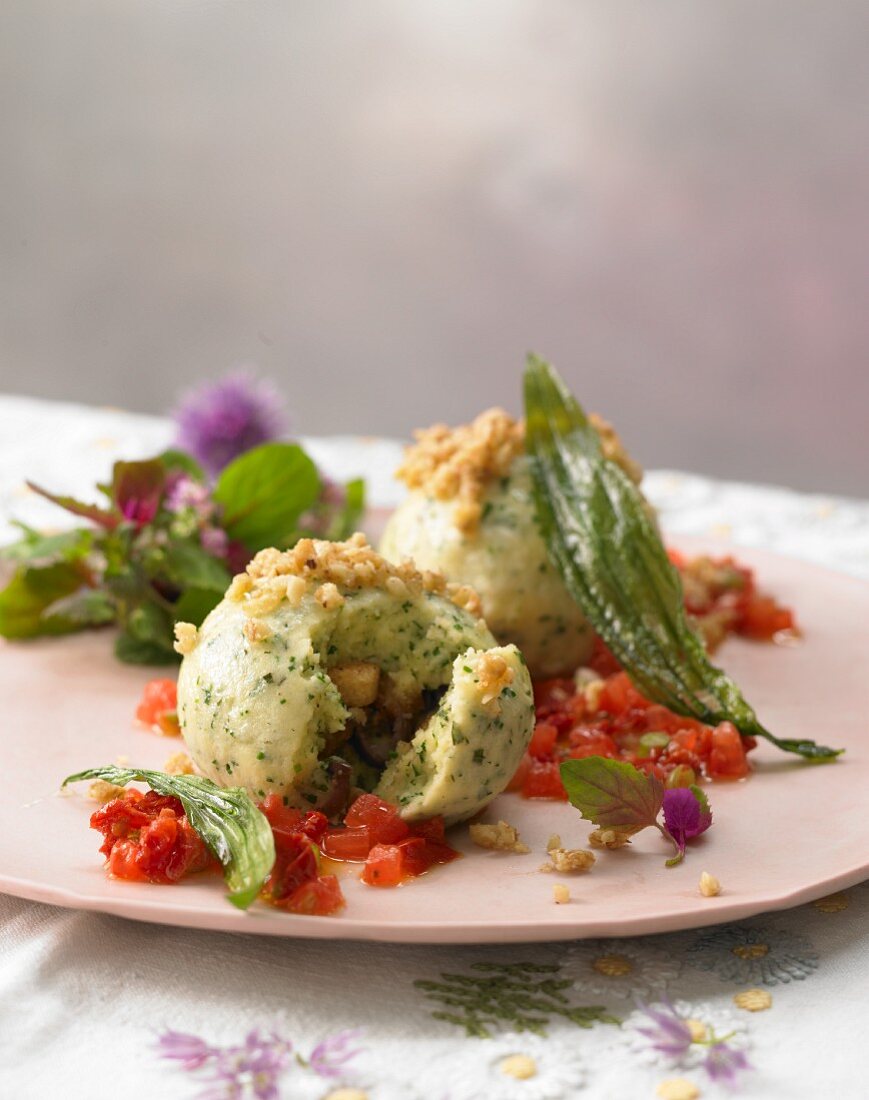 Wildkräuter-Grießknödel mit gerösteten Walnussbröseln auf Tomatensalsa und gebratenem Spitzwegerich