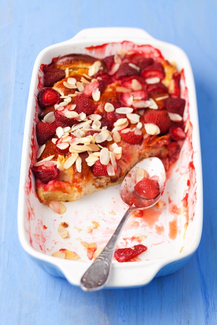 Bread pudding with strawberries and flaked almonds