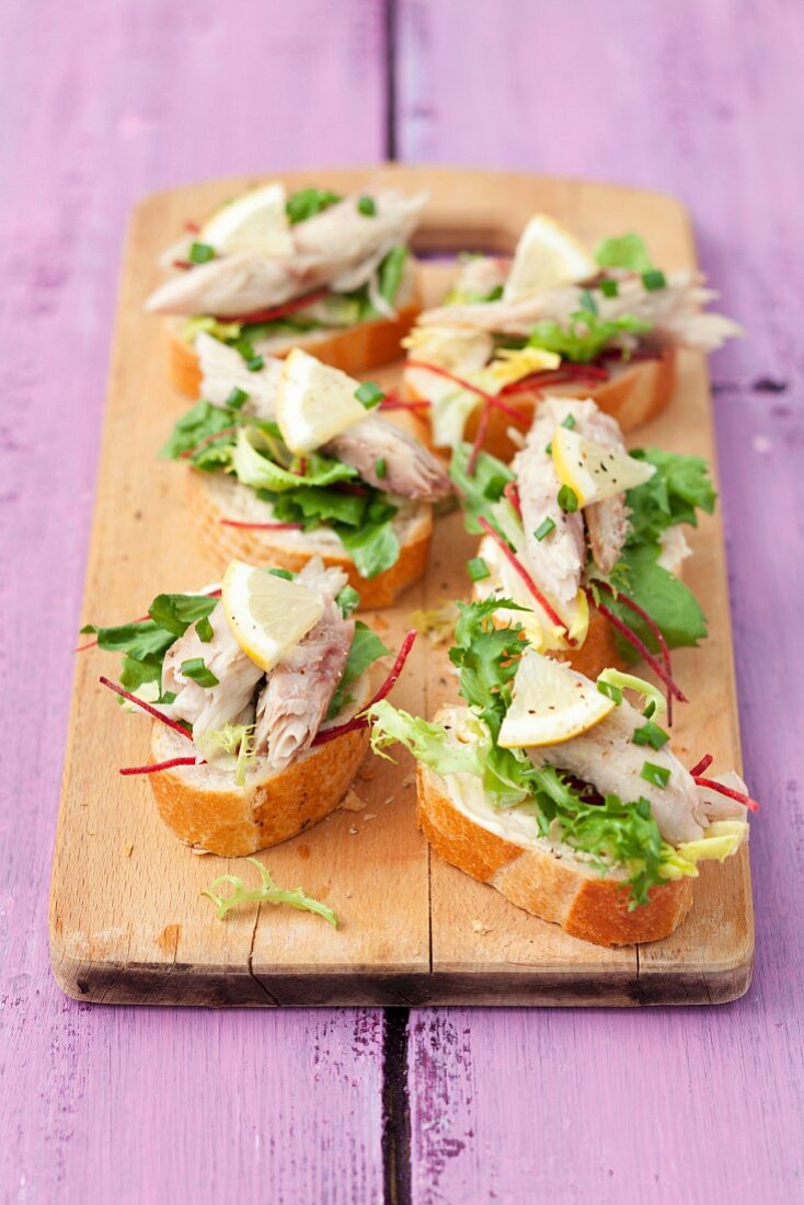 Canapés with smoked mackerel, lettuce and beetroot