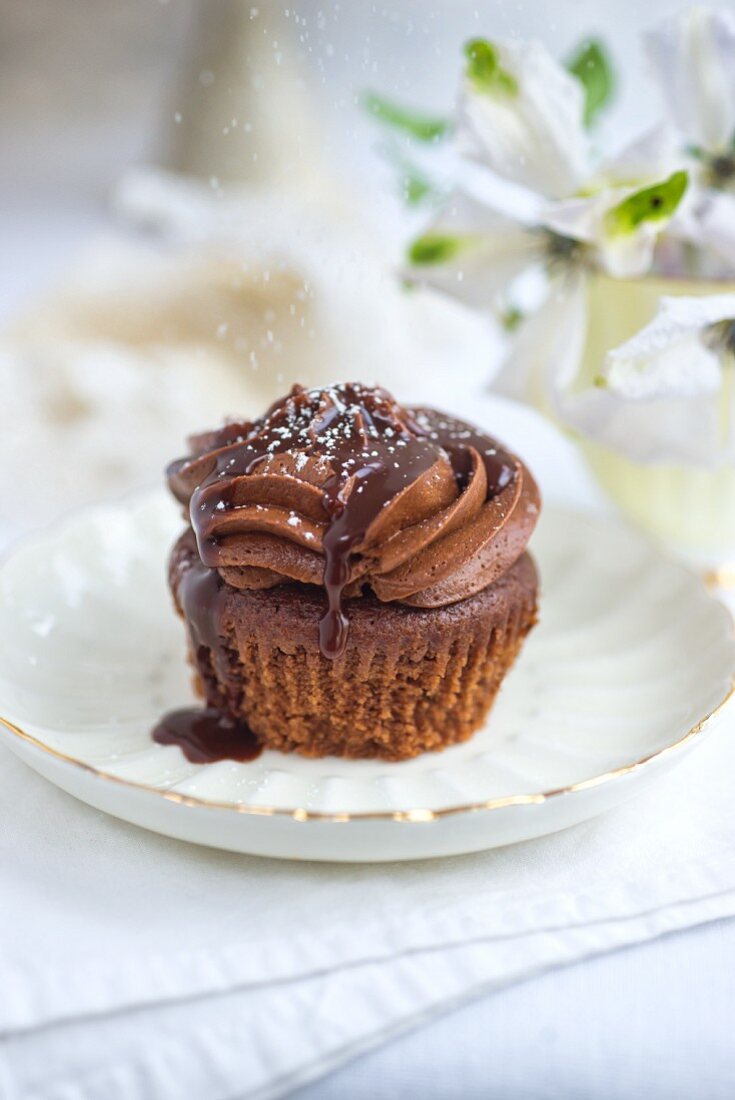 Schokoladencupcake mit Fudge und Zucker