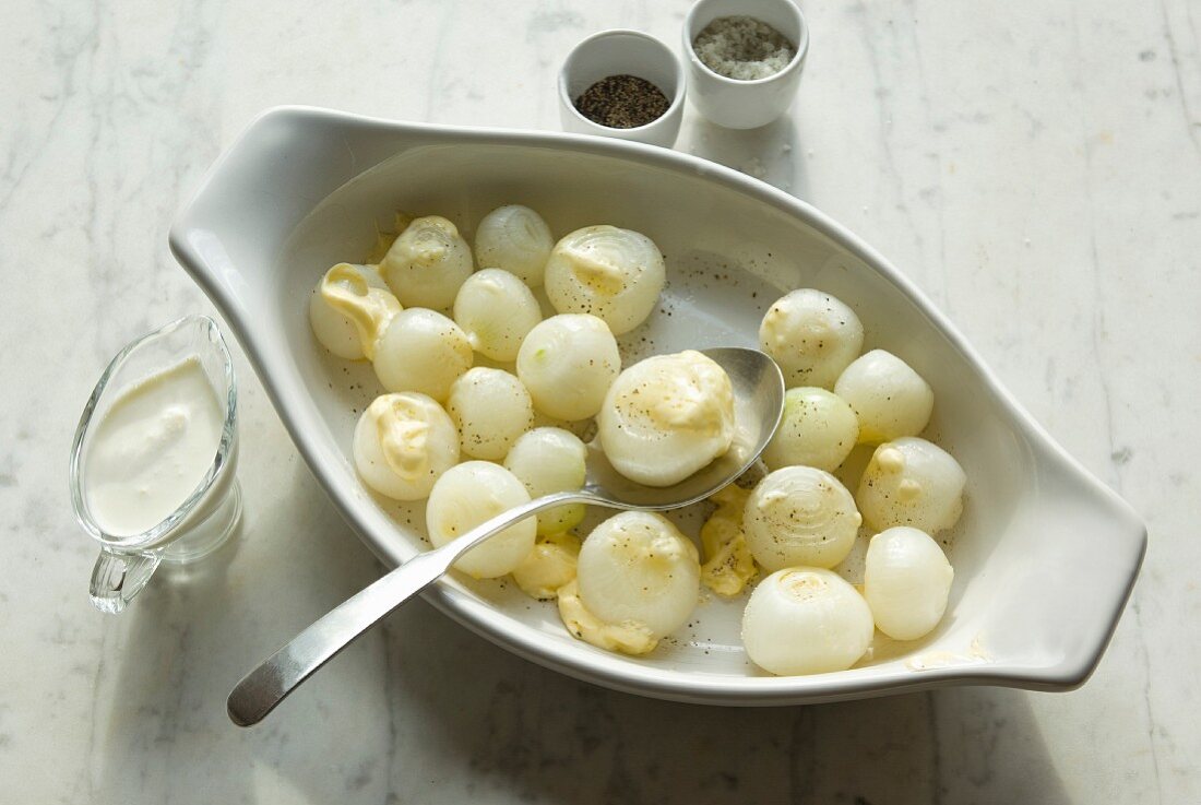 Silver onions with butter, cream and spices