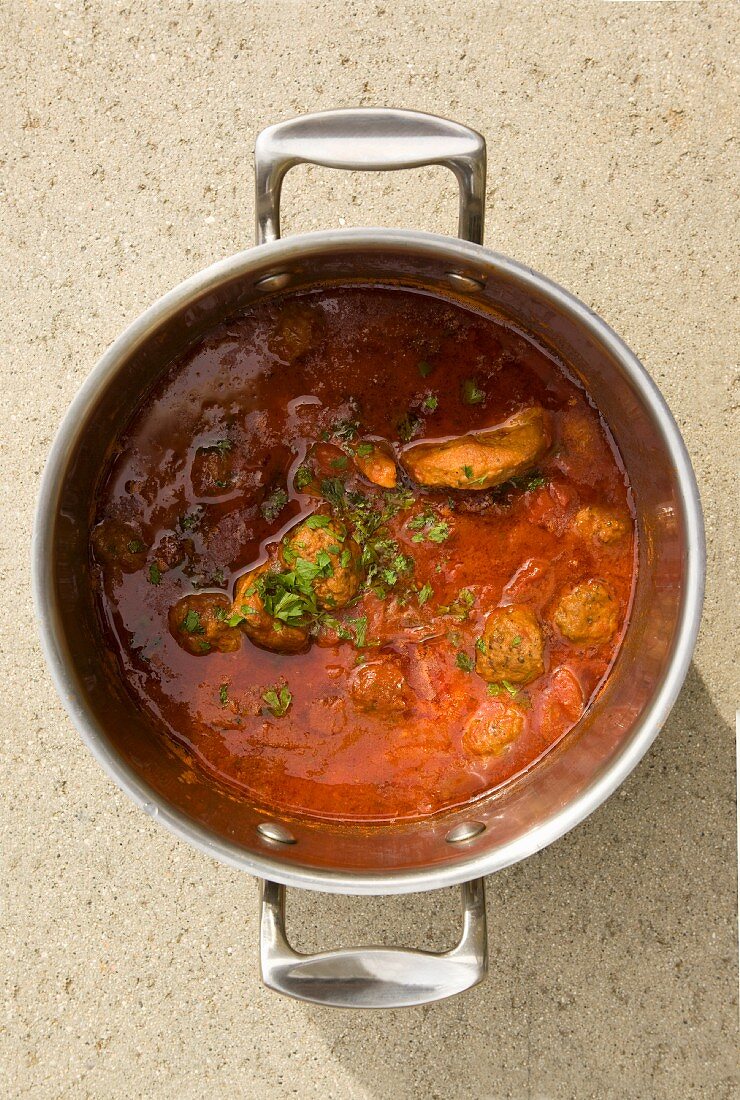 Tomatensauce mit Hackbällchen im Kochtopf