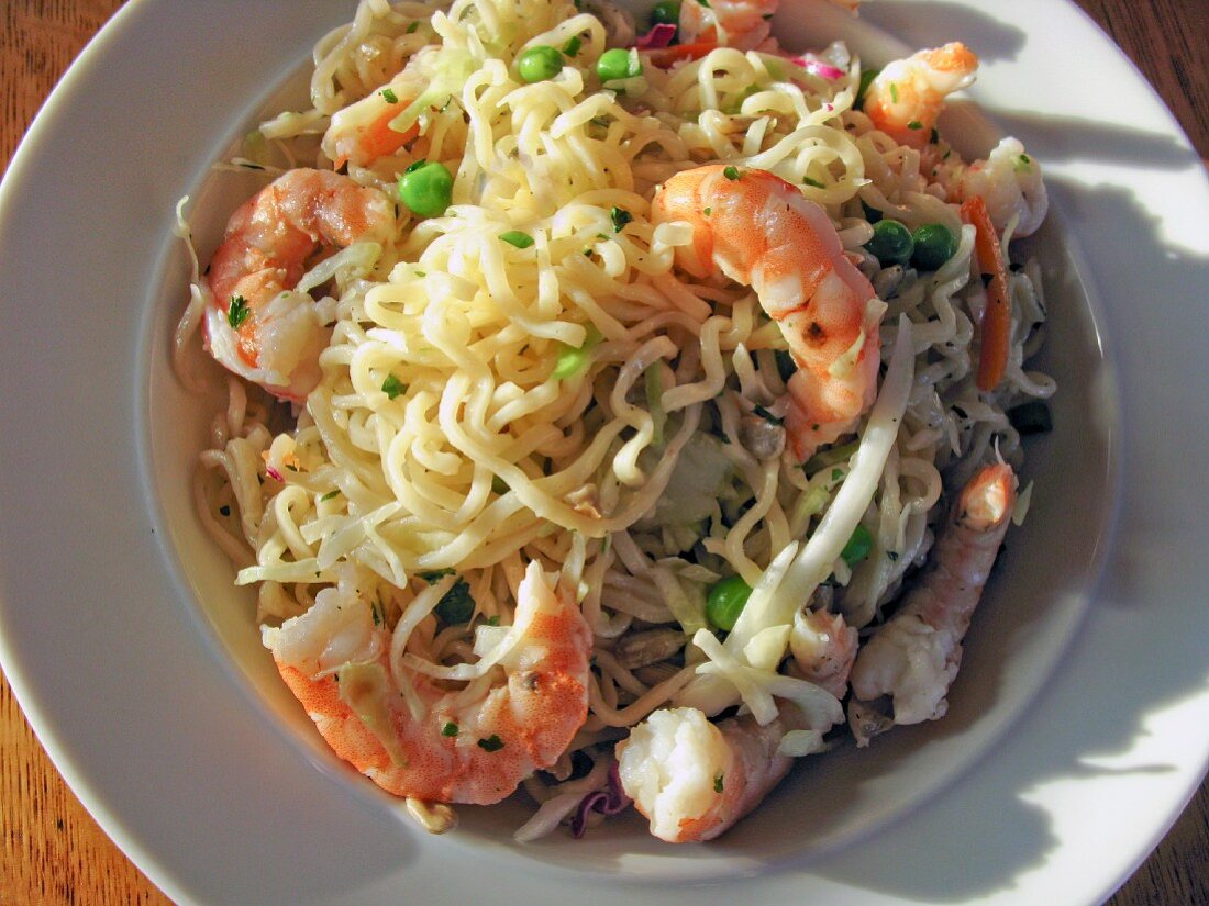 Noodles with prawns and peas