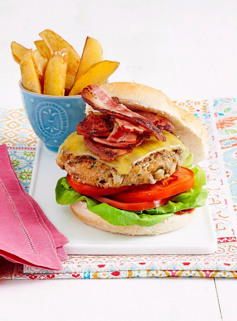 Bacon burger with home-style chips