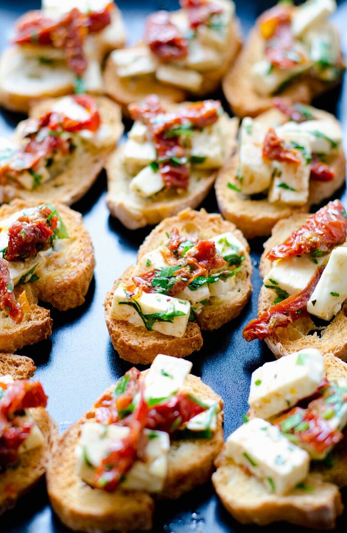 Bruschetta mit Feta, getrockneten Tomaten und Kräutern