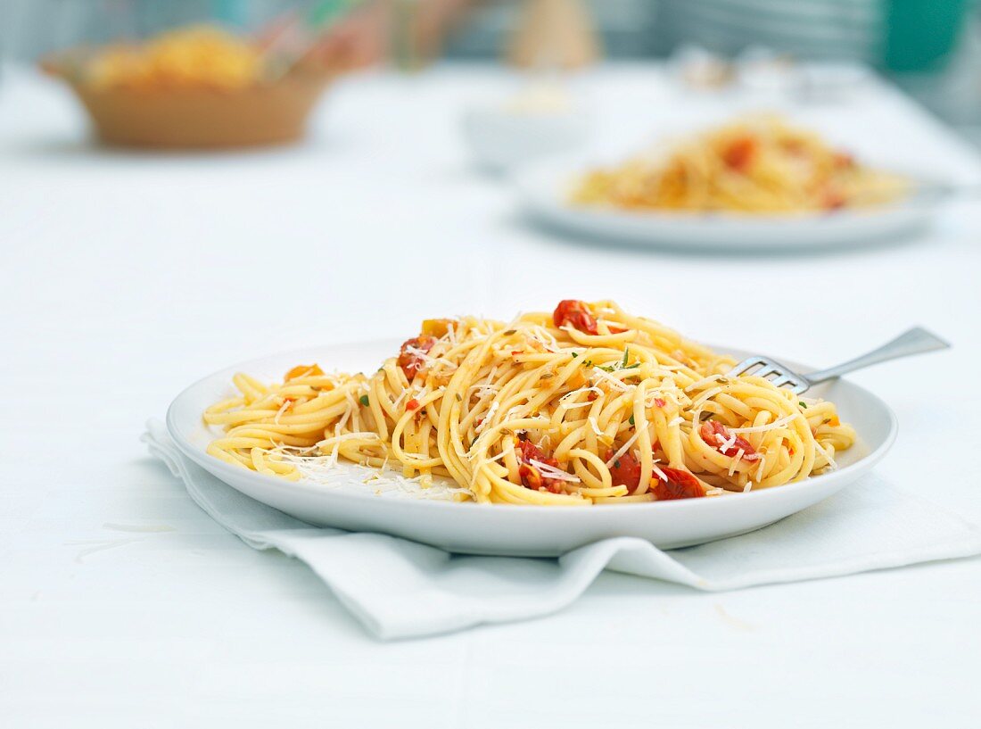 Linguine mit langsam gebratenen Tomaten