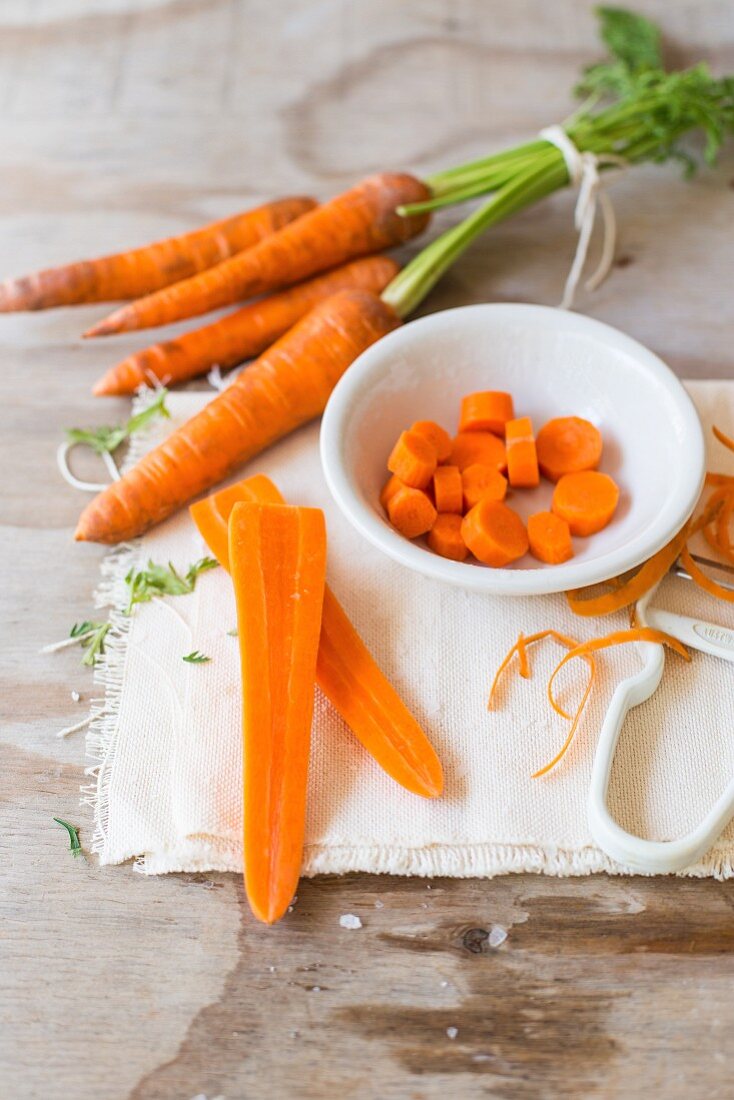 Karotten, ganz, geschält und geschnitten