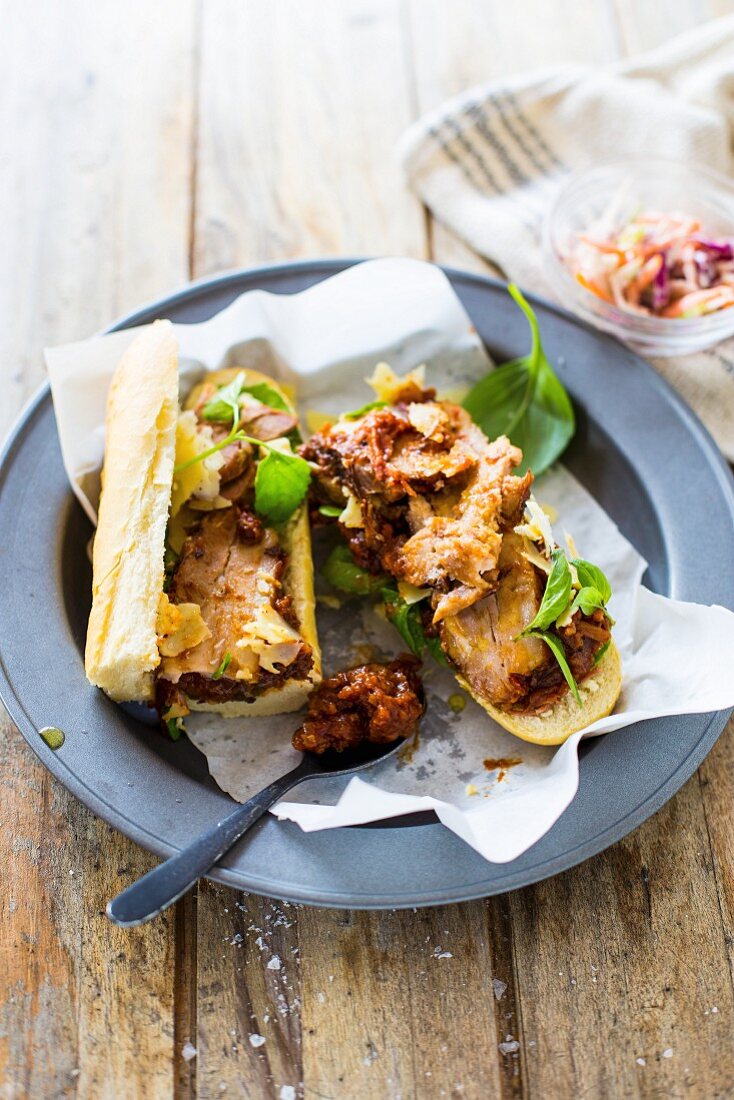 Baguette-Sandwich mit Schweinebauch, Grilltomaten-Pesto, Basilikum und Gruyère