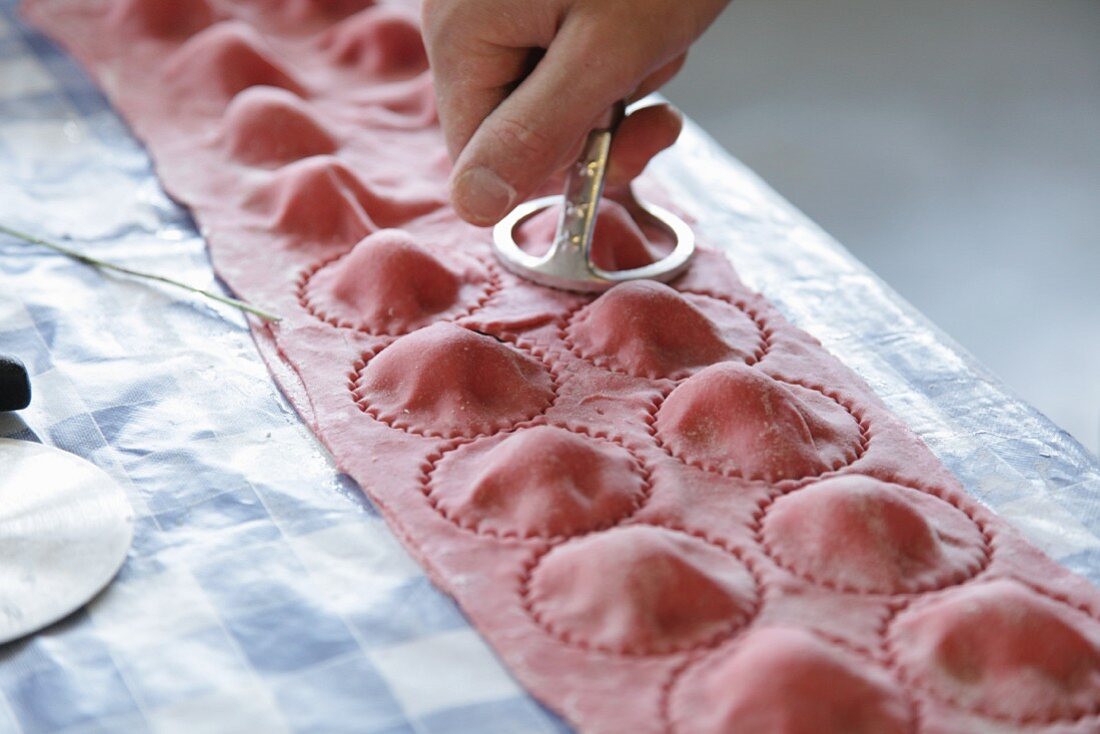 Rote Ravioli herstellen