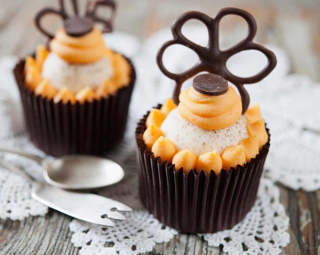 Grand Marnier-Cupcakes mit Schokoladendekoration