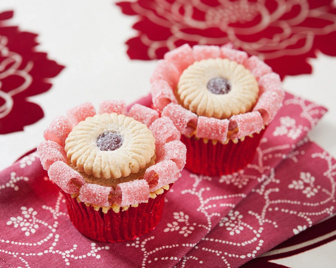 Cupcakes mit Marmeladenkeks und Gummibonbons