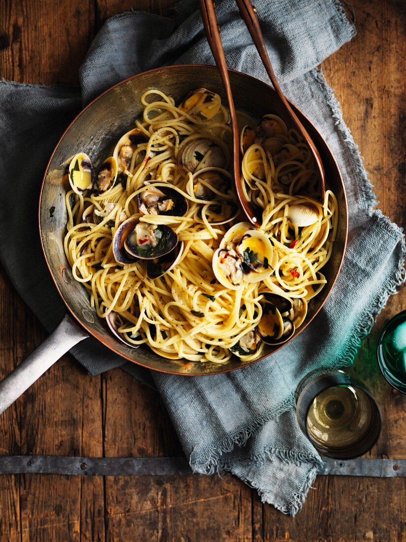 Spaghetti with clams in a frying pan