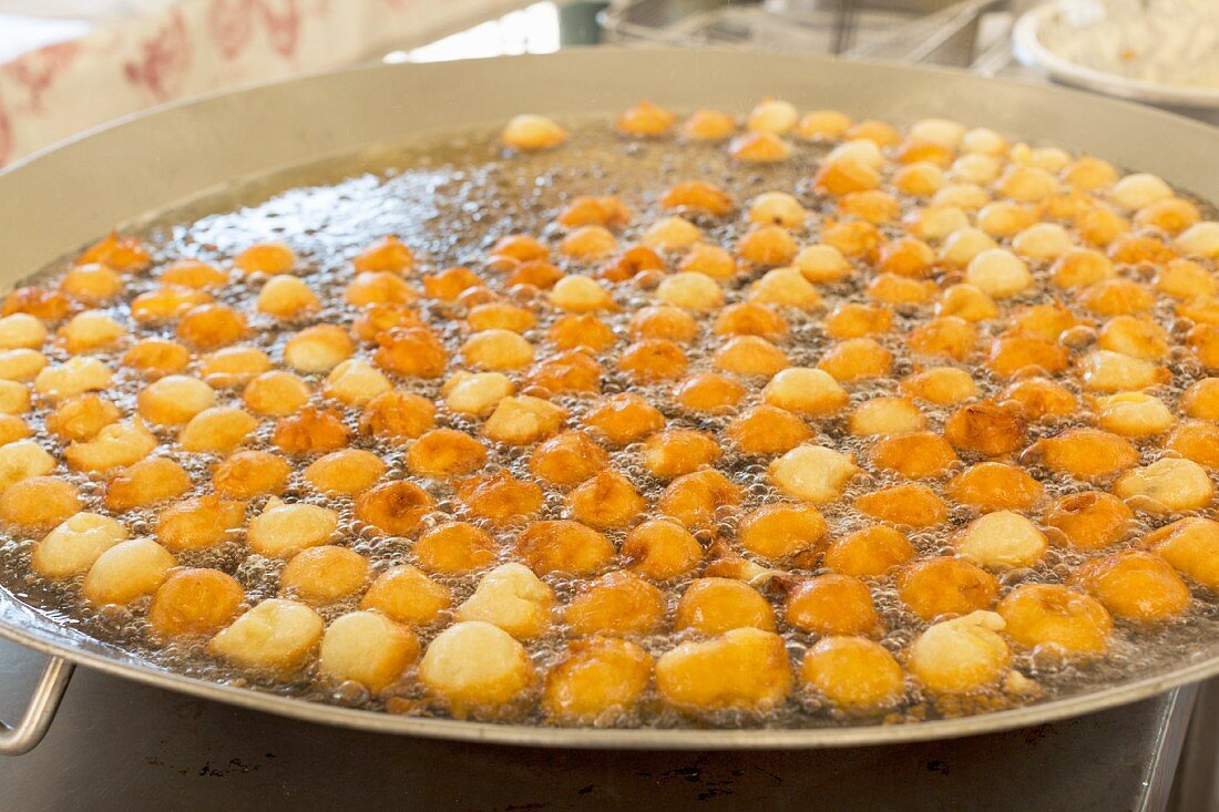 Beignets aux pommes (Apfelküchlein) im Frittierfett auf korsischem Wochenmarkt