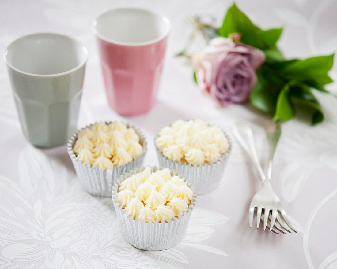 Cupcakes decorated with white chocolate buttercream