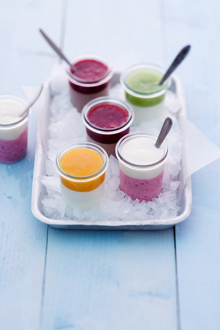 Joghurtmousse in verschiedenen Farben auf Eis