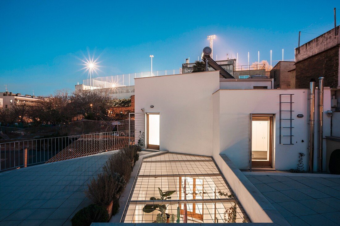 Town house with roof terrace and illuminated courtyard
