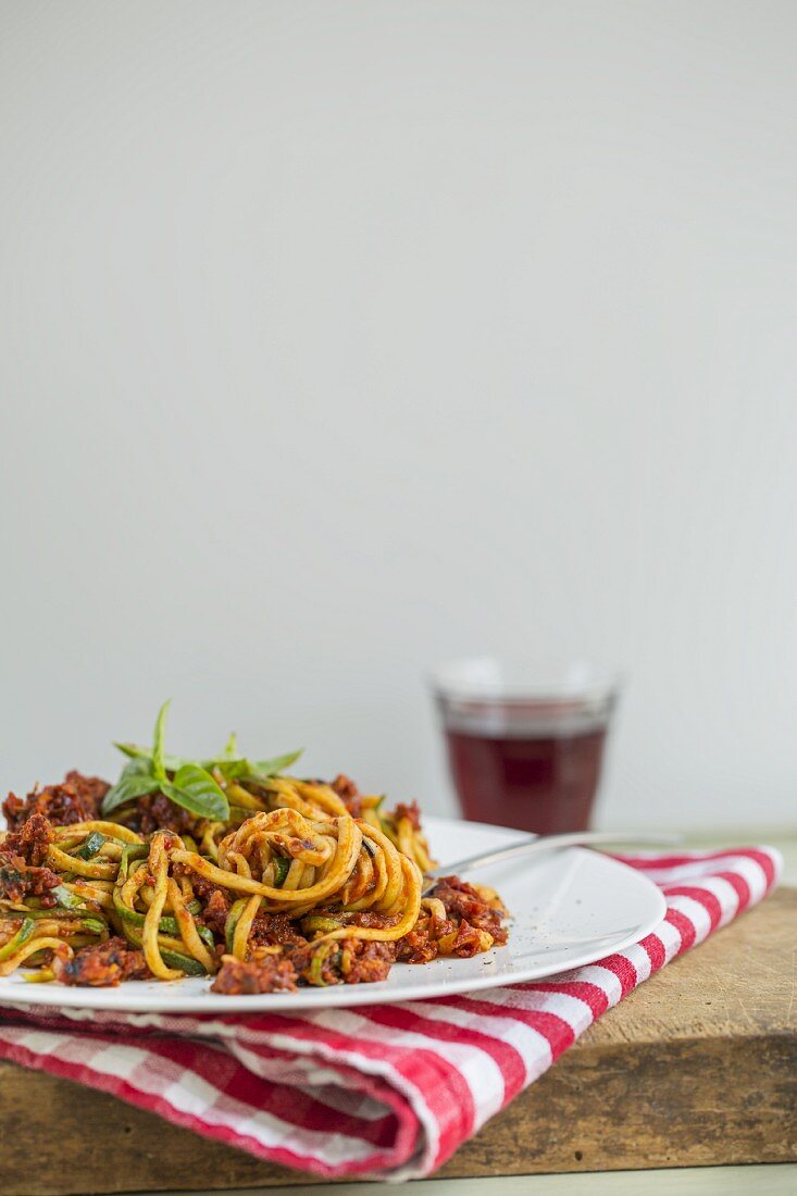 Zucchinispaghetti mit veganer Bolognese, Glas Rotwein
