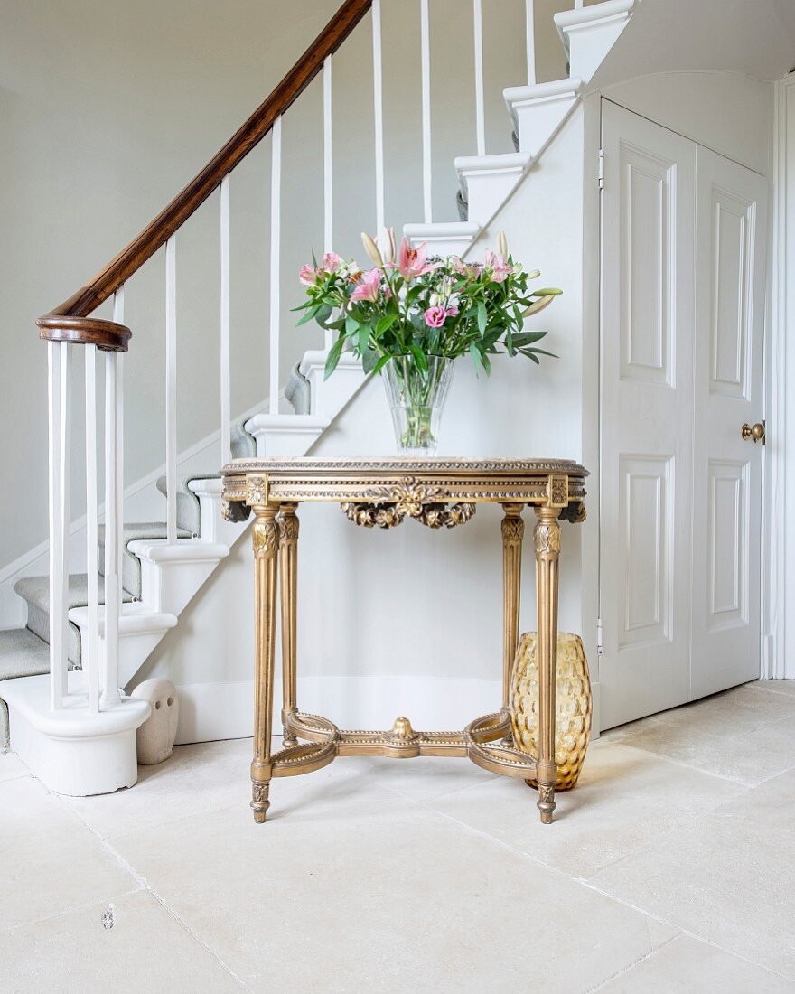 Vergoldeter Konsolentisch in klassizistischem Stil im Foyer mit Treppenaufgang