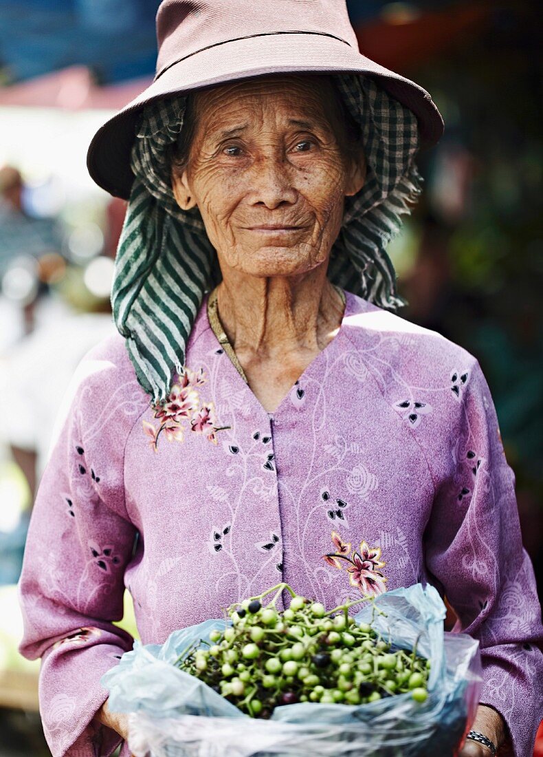 Verkäuferin auf dem Markt in Vietnam