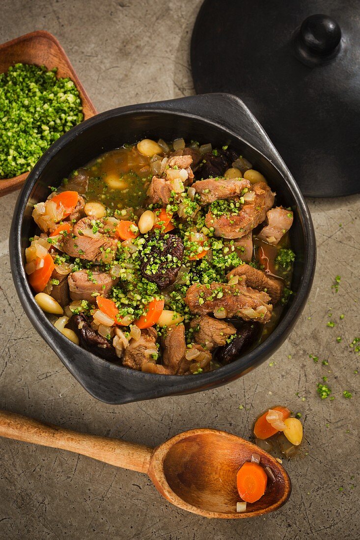 Veal tagine with carrots, almonds and dried plums (seen from above)