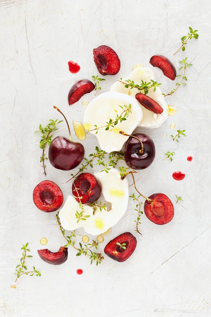 Goat's cheese with fresh cherries and thyme (seen from above)