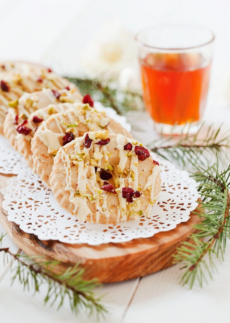 Gebäckringe mit weisser Schokolade, Cranberries & Pistazien