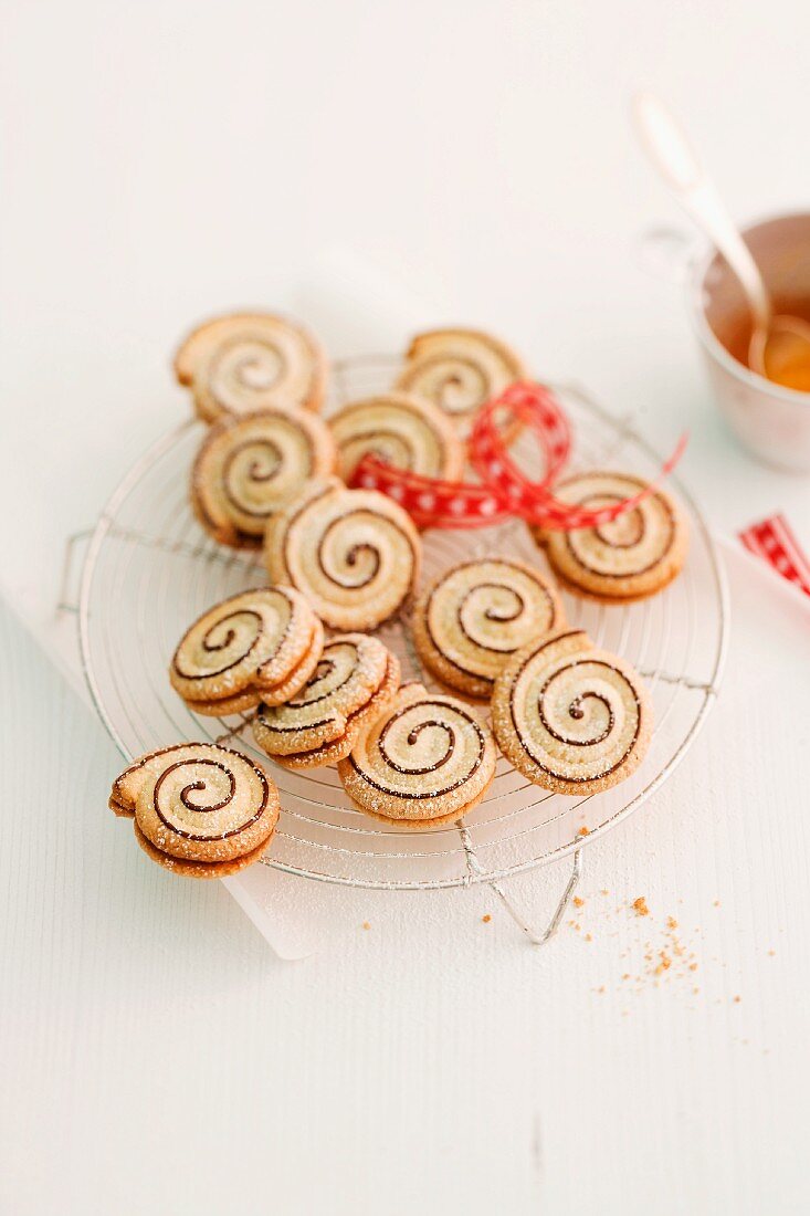 Spekulatius spirals (German Christmas shortcrust biscuits) on a wire rack