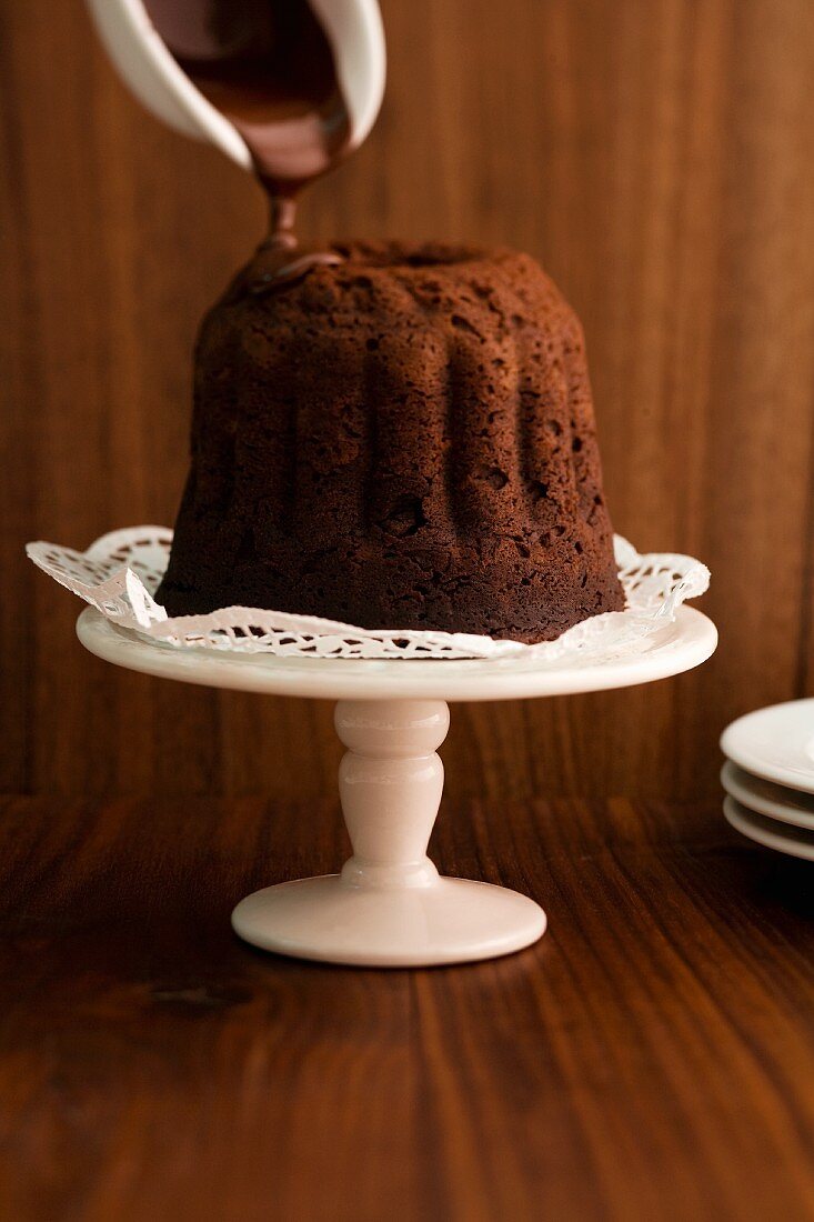 Weihnachtspudding mit Schokosauce