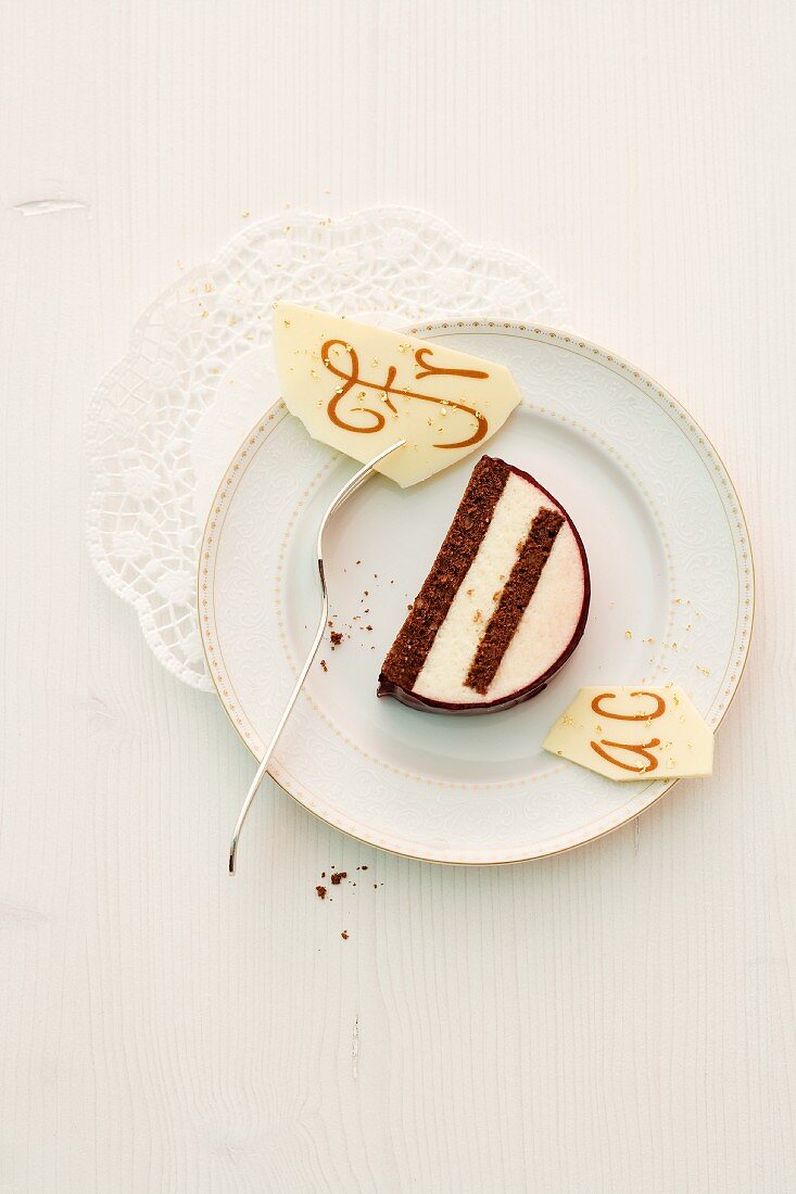 A slice of Christmas cake with the words 'Frohe Weihnacht'