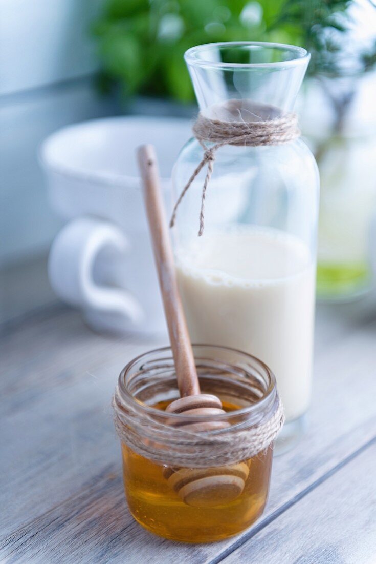 Honig im Glas mit Honiglöffel