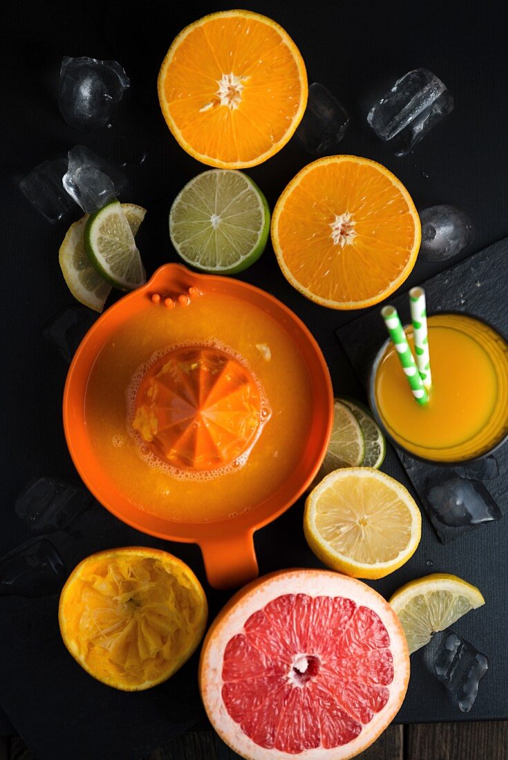 Frisch gepresster Orangensaft und Zitrusfruchthälften
