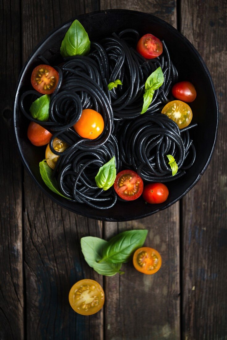 Sepia noodles with tomatoes and basil