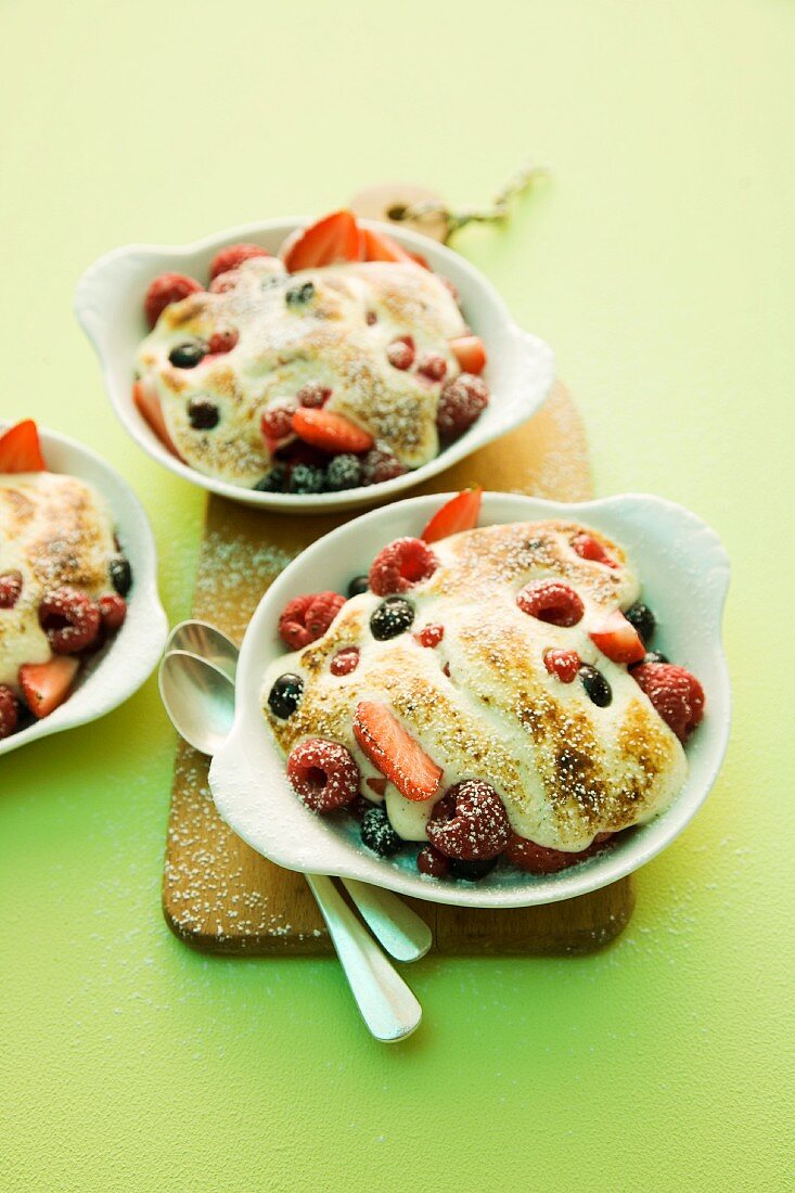 Berry gratin with meringue