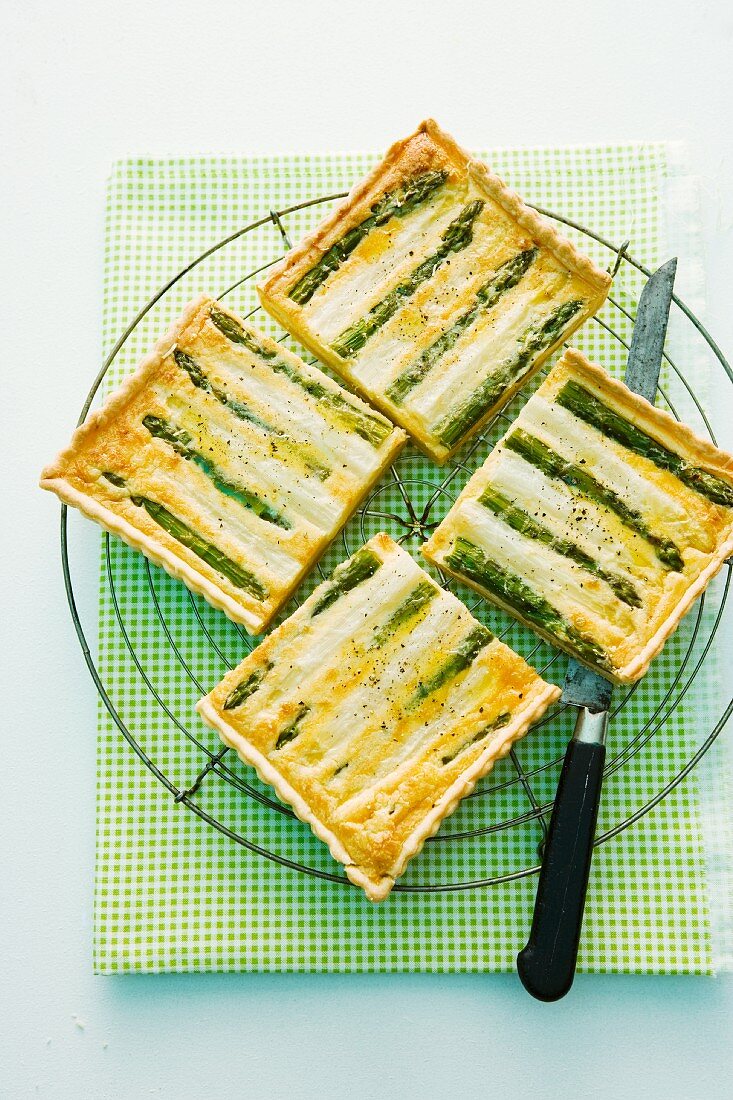 Green and white asparagus tart