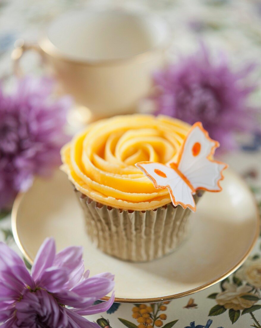 Cupcake mit Pfirsich-Buttercreme