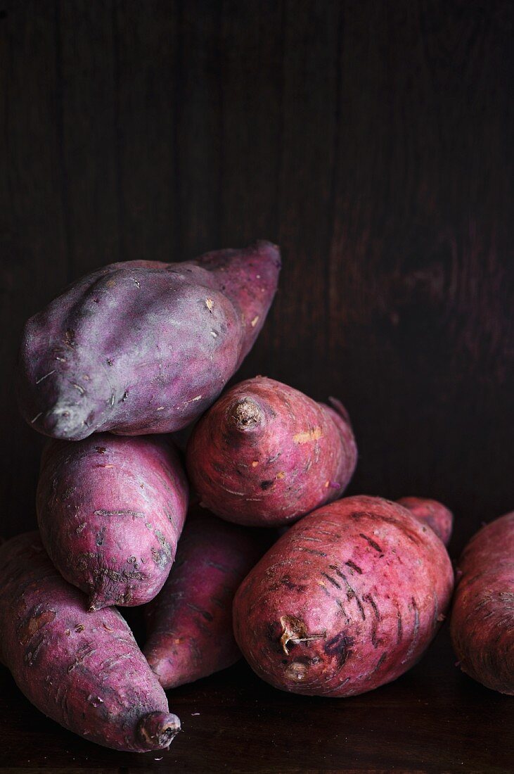 Mehrere violette Süsskartoffeln