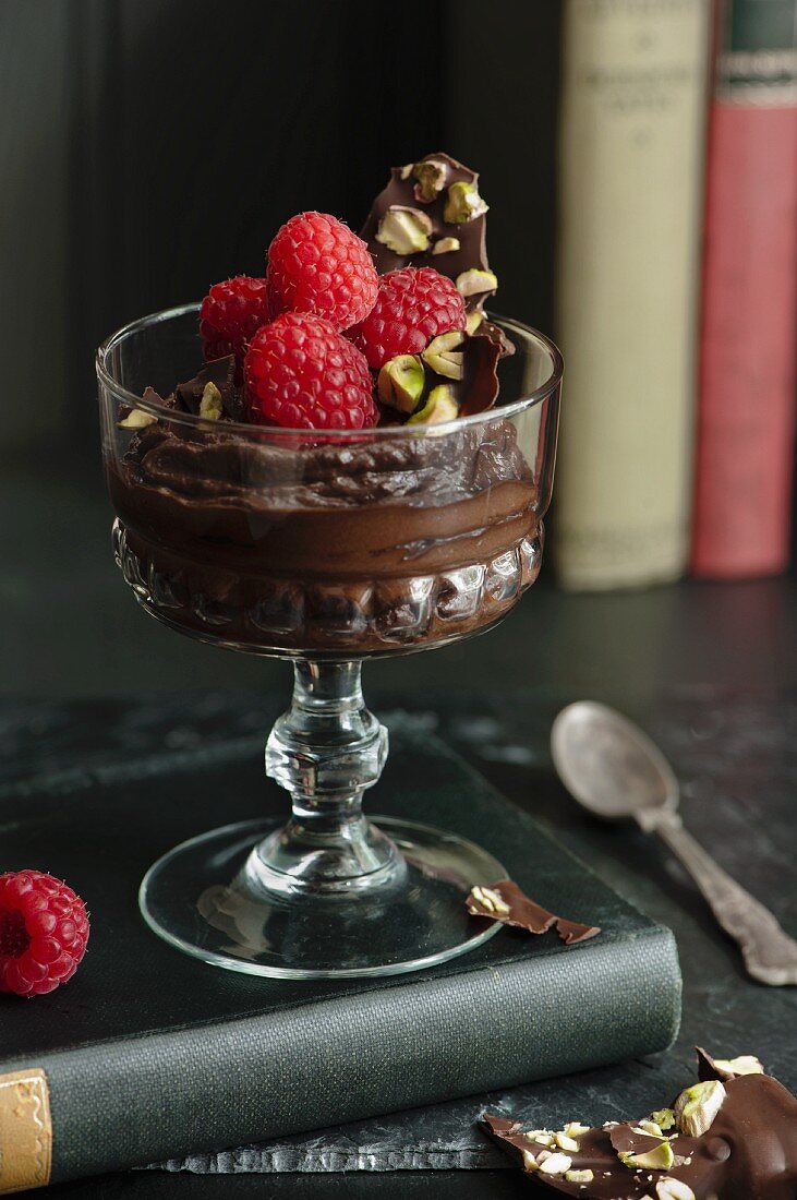 Mousse au Chocolate mit frischen Himbeeren in Dessertglas