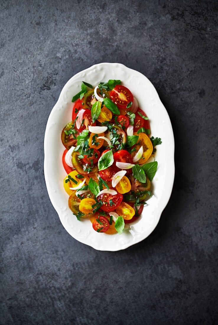 Tomatensalat mit roten & gelben Tomaten, Schalotten & Kräutern (Aufsicht)