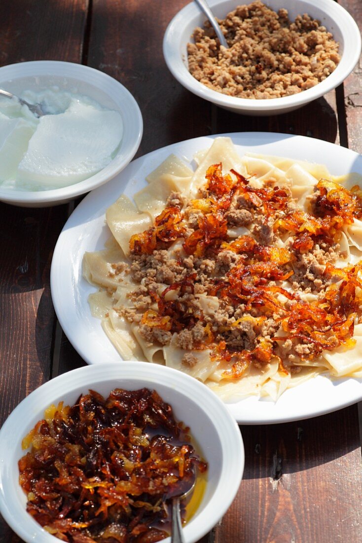 Minced meat with caramelised onions on tagliatelle